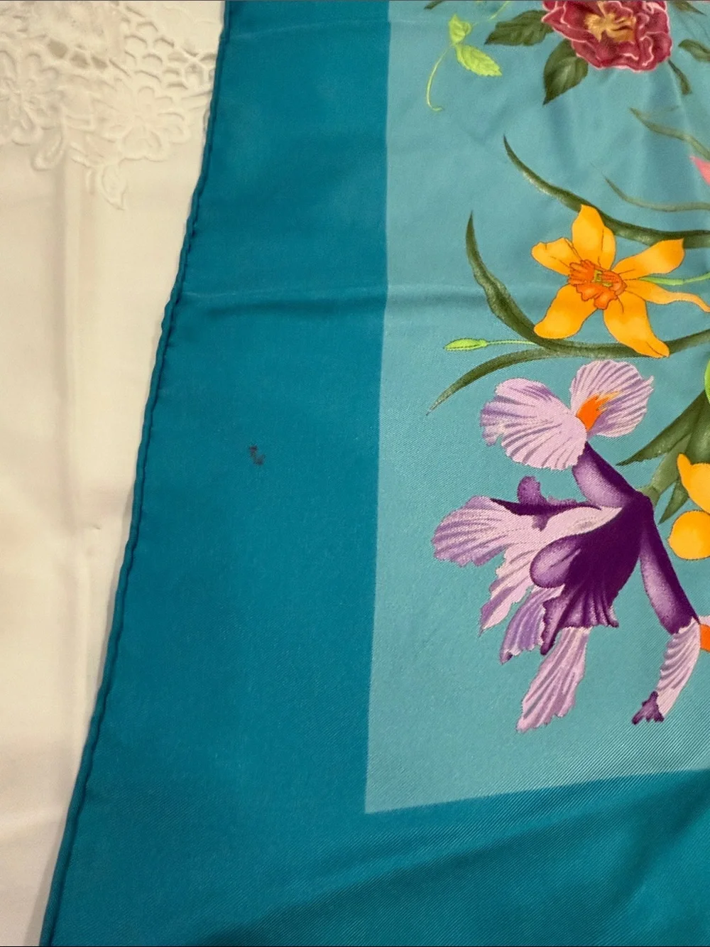 Authentic Gucci Printed silk twill carré Bright Turquoise Silk Floral Scarf